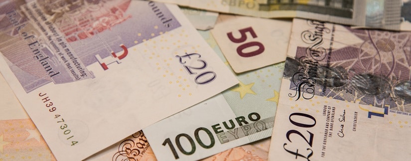 Des billets en euro et en livres streling  