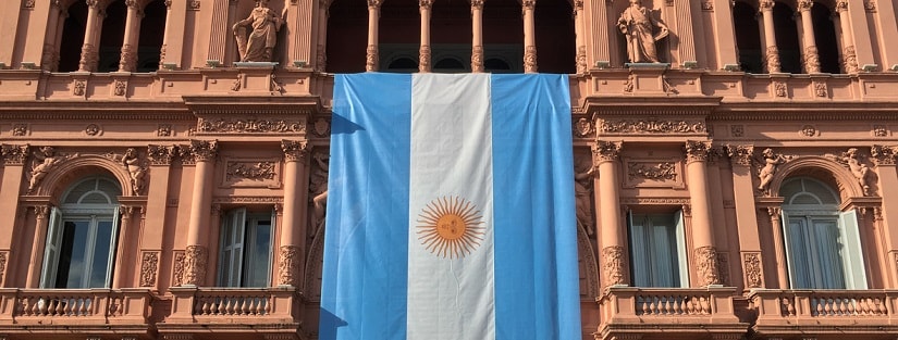 Drapeau de L’Argentine sur la Casa Rosada Balcony Buenos Aires, Argentine.