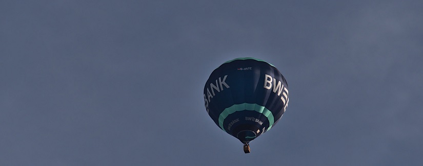 Vue d’une montgolfière bleue et turquoise de la banque publique allemande Landesbank Baden-Württemberg.
