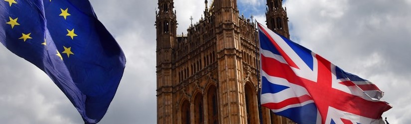 Les drapeaux de l’Union européenne et du Royaume-Uni flottent devant la tje House du Parlement à Londres dans le cadre d’une manifestation contre le Brexit