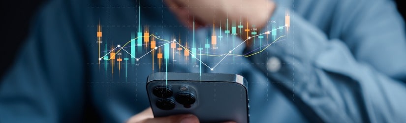 Les hommes d'affaires investisseurs réfléchissent avant d'acheter des investissements boursiers en utilisant un smartphone pour analyser les données de négociation. 