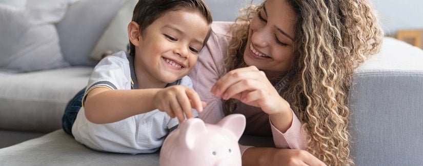 Un couple d'adultes économise de l'argent dans une tirelire à la maison.