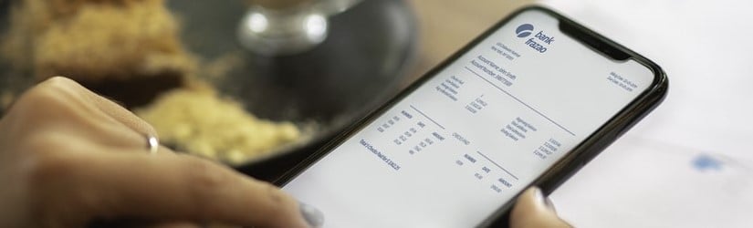 Une personne regarde ses virement sur son téléphone 