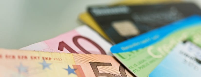 Des billets en euro et des cartes de crédit 