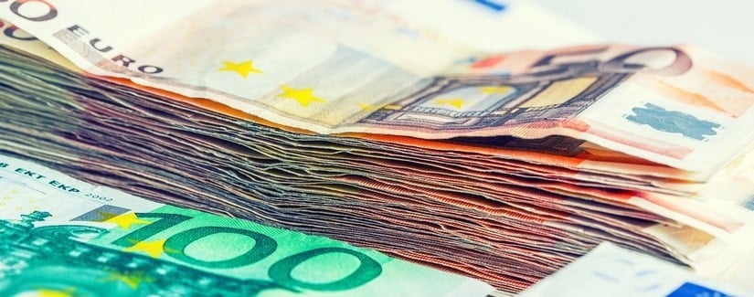 Des liasses de billets euros