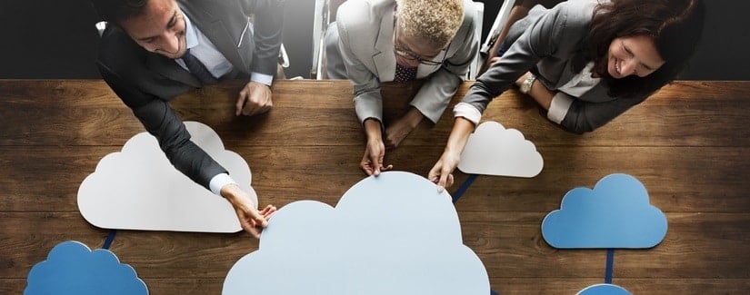 Un ensemble de salariés tenant un nuage pour représenter la finance virtuelle