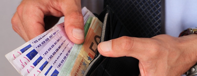 Liasse de billets euros dans un portefeuille