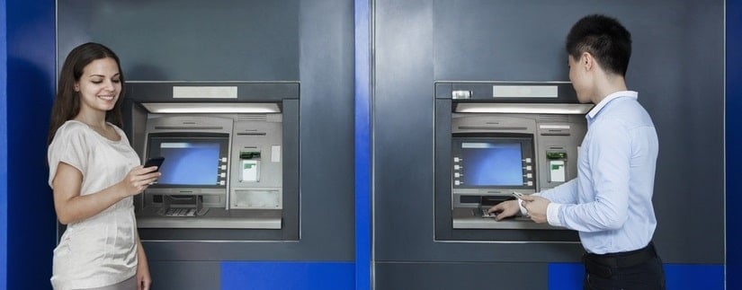 Clients et distributeur automatique de billets
