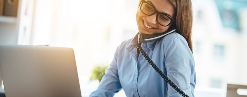 Jeune femme conseillère bancaire