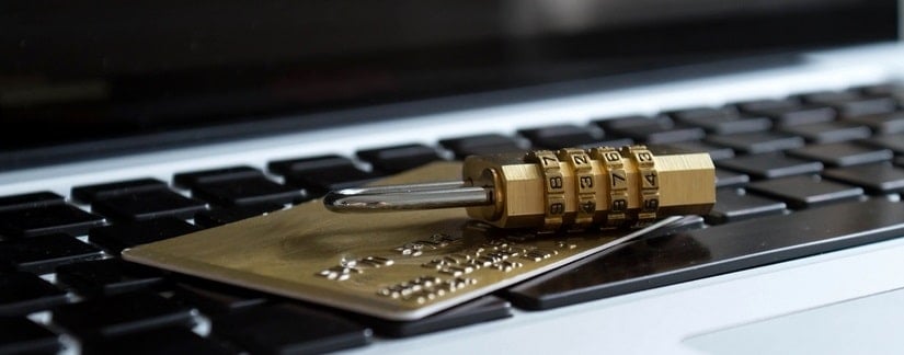 Une carte de crédit, un cadenas, placés sur un ordinateur portable