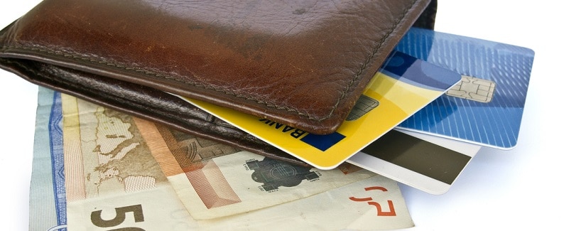 Un portefeuille contenant plusieurs des cartes de crédit et des billets
