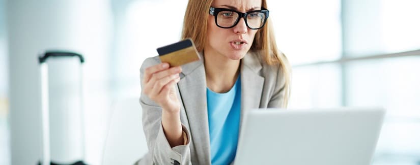 Une femme en train de vérifier les transactions effectuées sur son compte en ligne