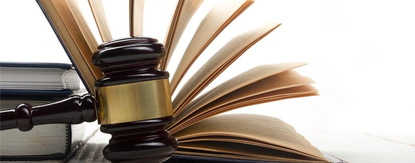 Un marteau de juge et 2 livres