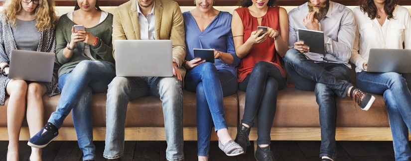 Des jeunes utilisant des devices digitaux
