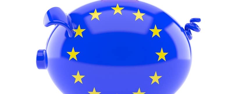 Une tirelire avec le drapeau de l'UE