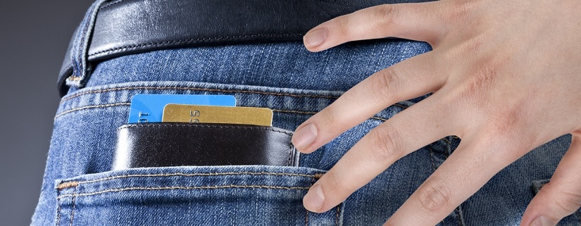 Carte bancaire dans une poche en jean