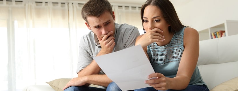 un couple ayant un problème avec la banque