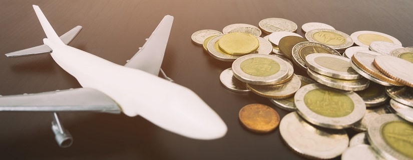 avion et pièces de monnaie