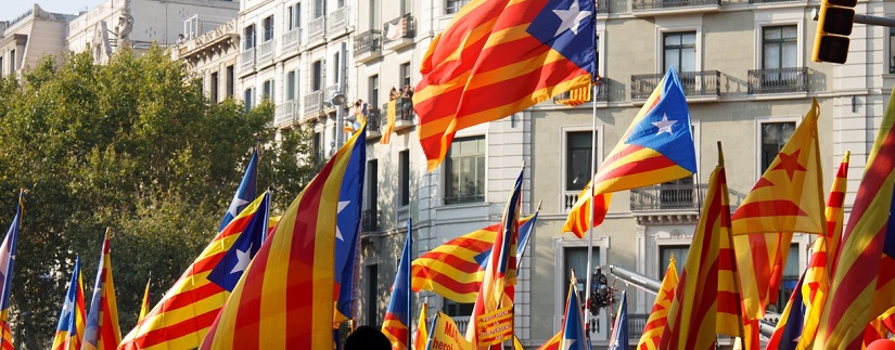 Drapeaux de la Catalone portés par des gens dans la rue