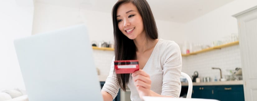 Jeune fille vérifiant son compte bancaire en ligne