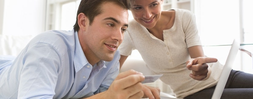Couple en train de comparer les banques en ligne