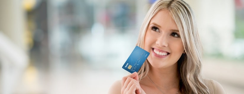 Jeune femme avec sa carte bancaire