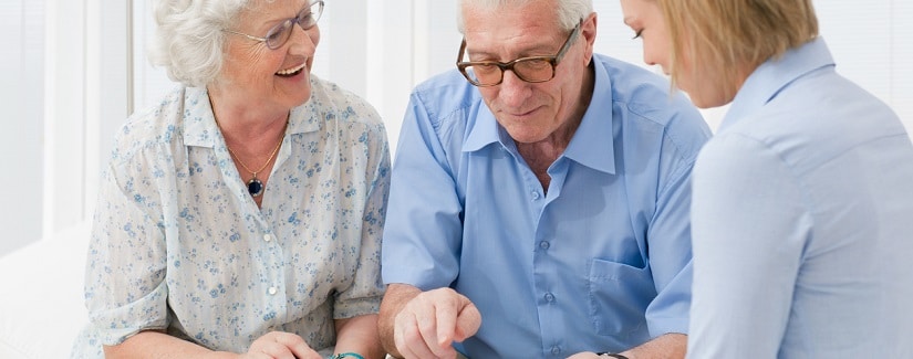 un couple âgé discutant avec un conseiller bancaire