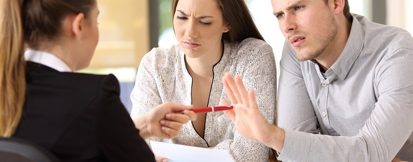 Clients bancaires échange avec la conseillère bancaire