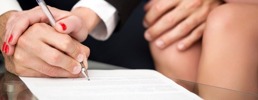 Un couple signant un contrat