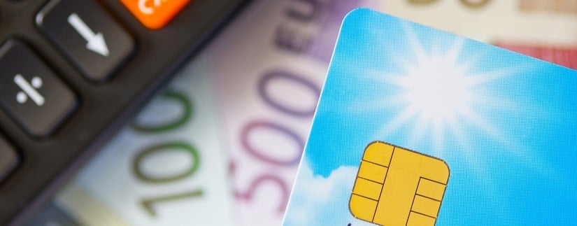 calculatrice,carte de crédit et billets euro