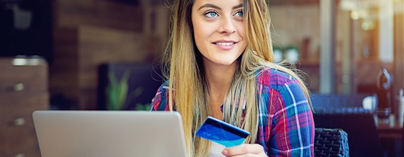 Jeune fille et sa carte bancaire
