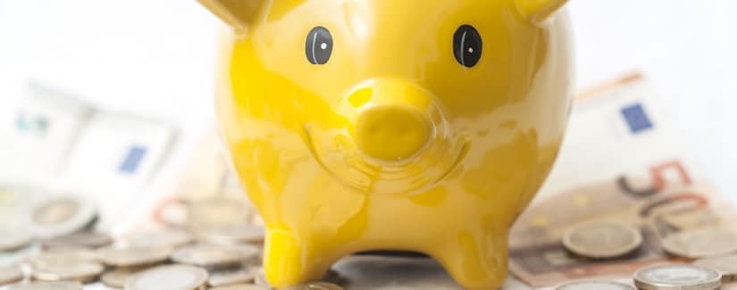 Une tirelire jaune et des pieces euros