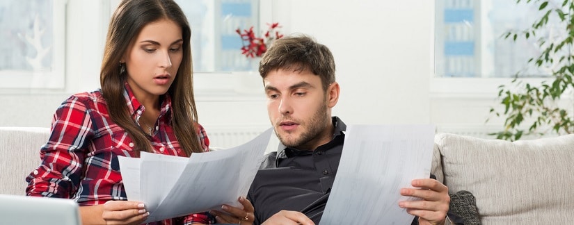 un couple avec les factures,en train de faire des calculs