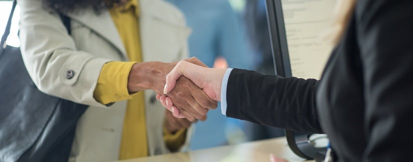 Accord de mains entre clients et conseillers bancaires
