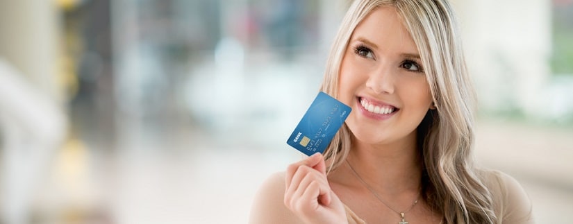 une femme tenant une carte bleu