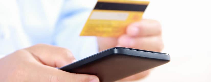 smartphone et carte de crédit