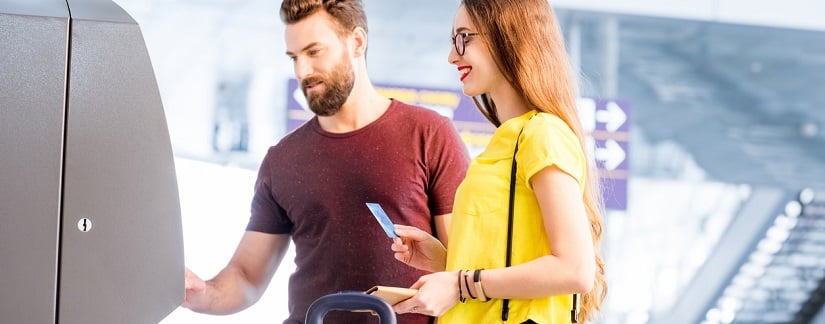 Un couple devant un distributeur de billets 