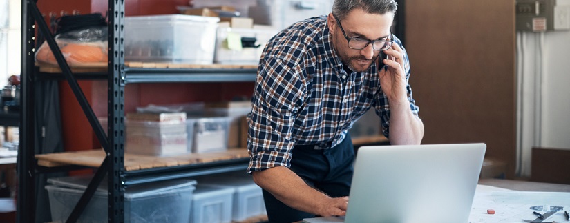 un entrepreneur devant son laptop