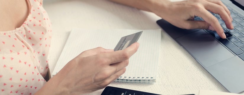Personne effectuant un achat en ligne avec sa carte bancaire