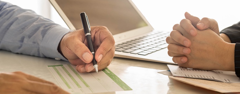 Une personne qui effectue un transaction bancaire avec son banquier 