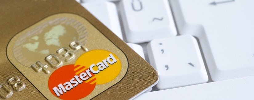 Une MasterCard sur un clavier d'ordinateur