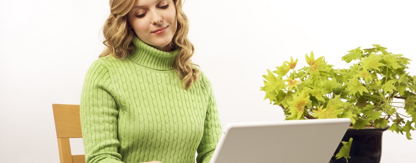 Une jeune femme qui utilise les services d'une banque en ligne