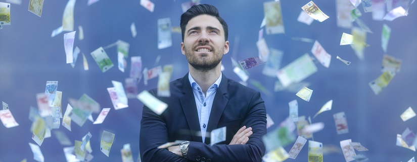 Un homme avec beaucoup de billets d'euros