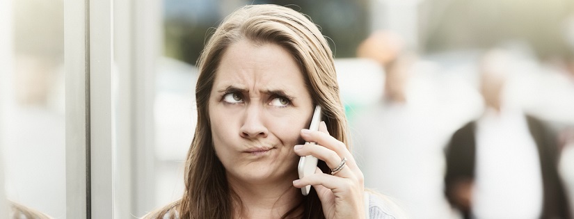 une personne,l'air énervée en train de passer un appel
