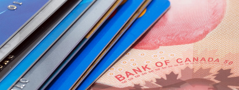Des cartes bancaires avec des billets d'argent canadiens 