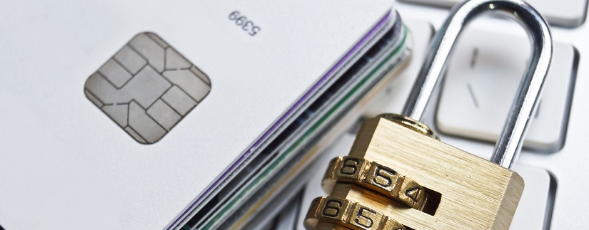 Des cartes bancaires avec un cadenas à code sur un clavier