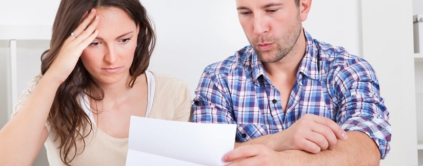 Un couple choqué devant leur relevé bancaire