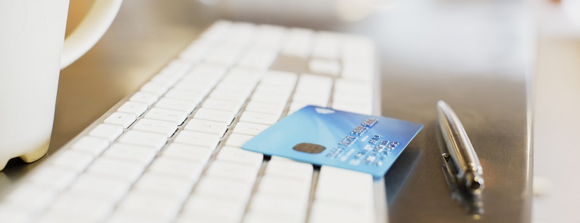 Une carte bancaire sur un clavier d'ordinateur