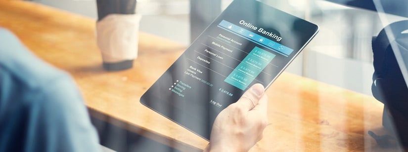 Une personne qui utilise l'application d'une banque en ligne