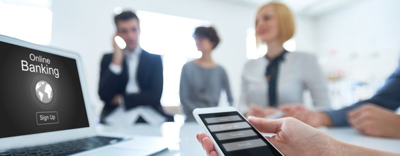 Une personne qui utilise l'application d'une banque en ligne